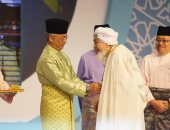 صور..ملك ماليزيا يكرم رئيس مجلس الإمارات للإفتاء الشرعى