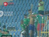 كاميرا سوبر كورة ترصد لحظة رفع مشجع اتحاداوى الحذاء لجمهور الزمالك