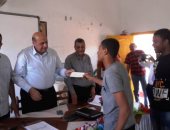 محافظ أسوان يهنئ المسئولين بالتربية والتعليم للفوز فى مسابقة "فنى مبتكر"