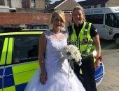 عروس بريطانية تصل لحفل زفافها فى سيارة شرطة.. اعرف القصة