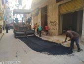صور.. رفع كفاءة الطرق فى أحياء المنتزة والعجمى بالإسكندرية