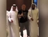 شاهد.. بطل العالم للفنون القتالية يرقص بالسيف فى الإمارات