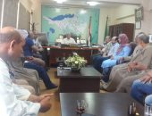 رئيس "مياه الفيوم" يلتقى أهالى 4 عزب لحل مشكلة انقطاع مياه الشرب بها