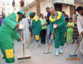 صور.. محافظ البحر الأحمر يرتدى زى عمال النظافة ويشاركهم تجميل منطقة الملاحة