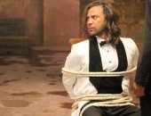 صور.. محمد إمام وفتحى عبد الوهاب مقيدان بالحبال فى كواليس "لص بغداد"