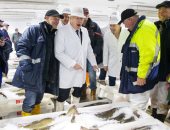 بعيدا عن السياسة.. رئيس وزراء بريطانيا يتناول وجبة سمك طازج بأحد الأسواق.. صور