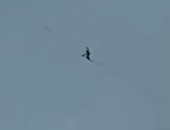 شاهد.. شاب مغامر يسير على حبل بين ناطحتى سحاب فى موسكو