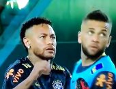 فراشة تثير ذعر نيمار قبل مباراة البرازيل ضد كولومبيا.. فيديو