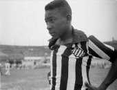 زي النهاردة من 63 سنة.. سانتوس يطلق شرارة بيليه ابن الـ15 عاما