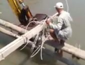 قارئ يشكو  وجود كابلات كهرباء بكوبرى مشاه فاقوس بالشرقية