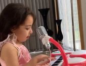 محمد صلاح يستعرض موهبة "مكة" فى الموسيقى.. فيديو 