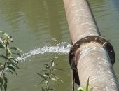 صور.. نائب محافظ الإسماعيلية يستجيب لـ"اليوم السابع" بإصلاح ماسورة مياه