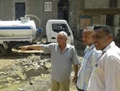 صور.. رئيس مدينة إسنا بالأقصر ينهى أزمة المياه الجوفية بالعضايمة 
