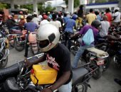 صور.. تفاقم أزمة الوقود فى هايتى وتكدس المئات أمام المحطات