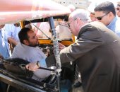 محافظ كفر الشيخ يوقف موكبة للإستماع لسائق توك توك من ذوي الاحتياجات الخاصة