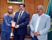 محافظ القليوبية يكرم بطل رياضي من ذوي الإحتياجات الخاصة ببطولة ألعاب القوى