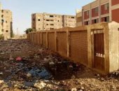 قارئ يشكو انتشار القمامة بسور مجمع مدارس أبوبكر الصديق بالصف