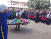 صور.. مدرسة بالإسماعيلية  تحتفل بأول أيام الدراسة مع فرقة تنوره و على انغام السمسمية 