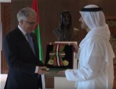 فيديو.. الرئيس الإماراتى يمنح سفير إيطاليا وسام الاستقلال من الطبقة الأولى