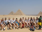 صور.. منتخبات بطولة العالم لناشئات الطائرة فى زيارة للأهرامات