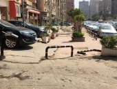 قارئ يشكو وضع حواجز حديدية لركن السيارات فى عباس العقاد