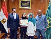 محافظ القليوبية يكرم الطالبة المثالية الأولى على مستوى الجامعات لمتحدى الإعاقة