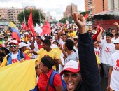 آلاف الفنزويلين من أنصار الرئيس مادورو يتظاهرون ضد الرئيس الأمريكى ترامب