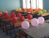 بالبلالين وتجهيز الفصول.. مدرسين ومدير مدرسة بالعبور يستقبلون العام الدراسى