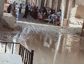 اضبط مخالفة.. مدخل قرية البرادعة بالقناطر الخيرية "بركة" لمياه الصرف الصحى