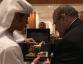 درع "الحصان العربى الذهبى" للدكتور حسن راتب لإسهامه فى اعداد موسوعة "حكيم العرب"