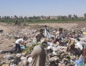 شكوى من تلال القمامة فى مدخل قرية الخرانقة بمدينة قوص بمحافظة قنا
