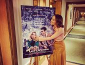 ايمليا كلارك تحتضن البوستر الرسمى لفيلمها الجديد Last Christmas من عرضه الخاص