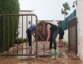 سكان سان خافيير الإسبانية ينظفون منازلهم من آثار الفيضانات