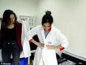 بالبالطو الأبيض.. فيكتوريا بيكهام من مصممة أزياء لمنتجة مستحضرات تجميل