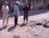 بعد هطول الأمطار اليوم.. أحياء الإسكندرية تكثف تطهير الشنايش وردم الحفر