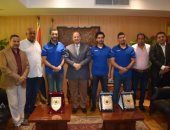محافظ الفيوم يُكرّم الجهاز الفنى لمنتخب مصر لناشئى كرة اليد