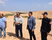 مسئولو محافظة مطروح يتفقدون مخرات السيول بالوديان فى منطقة الكيلو 4