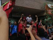 فيديو.. جمهور الأهلى يدعم مؤمن زكريا أمام منزله