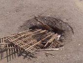 امسك مخالفة.. تغطية بيارة صرف صحى أمام مدرسة بالشرقية بأفقاص العيش