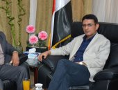 سفير اليمن يبحث سبل تسهيل إجراءات سفر الطلاب الخريجين إلى بلدهم