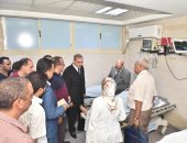 محافظ أسيوط يزور مصابى حادث تصادم طريق أبنوب الصحراوى الشرقى.. صور