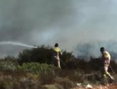شاهد.. السلطات اليونانية تحاول السيطرة على حرائق غابات جزيرة زاكينثوس