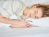 هل يعنى النوم سريعًا بمجرد وضع رأسك على السرير أنك تعانى من مشكلة؟