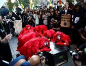 احتجاجات ضد أسبوع الموضة فى لندن تحت شعار " الأزياء إبادة للبشر"