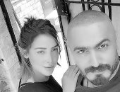 تامر حسنى مغازلا جمهوره بصحبة زوجته: "نهاركم عسل بنمسى ع الجميع أنا وسومى"