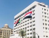 رفع العلم السودانى بمجلس الوزراء استعدادا لاستقبال رئيس حكومة السودان.. صور