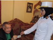 مشهد إنسانى.. "الأحوال المدنية" تنتقل إلى منزل مسن لاستخراج بطاقة رقم قومى