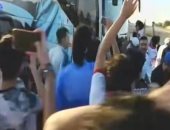 فيديو.. جمهور الزمالك يحتشد أمام أتوبيس الفريق دعمًا للاعبين قبل السوبر