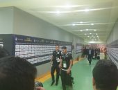 صور .. وصول الحكم الألمانى فيلكس بريش برج العرب لاداراة مباراة السوبر