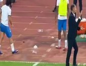 فيديو.. عبد الله جمعة ينفجر غاضباً بإلقاء زجاجة بعد خسارة الزمالك للسوبر